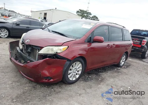 2013 Toyota Sienna Le V6 8 Passenger z USA, uszkodzony, nr VIN 5TDKK3DC6DS311699
